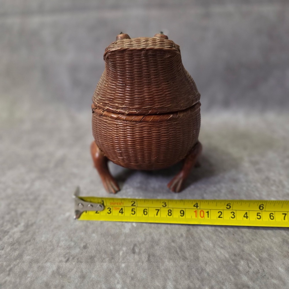 Vintage Frog Basket Wicker Rattan Lidded Storage Plastic Eyes - Picture 7 of 8